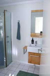 Een badkamer bij Clifton Beach Retreat - 2 bed 2 bath apartment