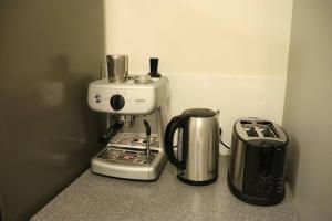 Utensilios para hacer té y café en Clifton Beach Retreat - 2 bed 2 bath apartment