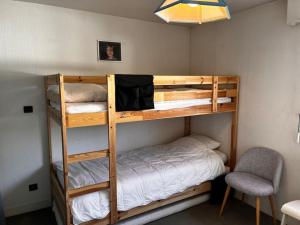 2 stapelbedden in een kamer met een bed bij Le Touquet Paris Plage - Greenwich avec parking in Le Touquet-Paris-Plage