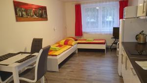 Mały pokój z małym łóżkiem i biurkiem w obiekcie Ubytování u Marty BEZ TERASY w mieście Šakvice