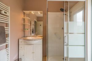 a bathroom with a sink and a shower at Entre Terre et Mer - Coeur d'une cité de caractère in Pontrieux