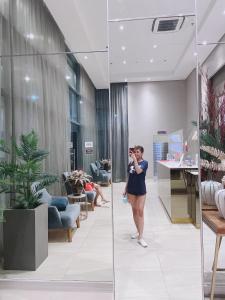 Eine Frau, die in einer Lobby fotografiert. in der Unterkunft LR COZY STUDIO in Cebu City + 24 Fotos