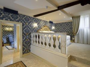 Rúm í herbergi á Hotel Ai Cavalieri di Venezia