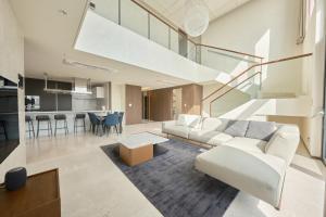 大邱的住宿－Y Collection by UH FLAT Daegu，客厅配有白色的沙发和桌子