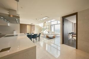 Una cocina y una sala de estar con mesa y sillas. en UH FLAT Signature DAEGU, en Daegu