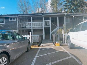 una casa con un coche aparcado delante de ella en Livable E in Bellevue en Bellevue