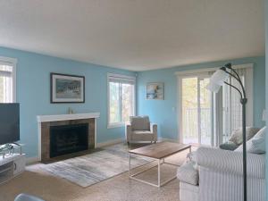 sala de estar con paredes azules y chimenea en Livable E in Bellevue en Bellevue