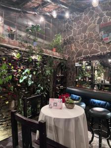 uma mesa e cadeiras num restaurante com plantas em Casa Degraciela - Hotel Boutique em Concepción de Ataco