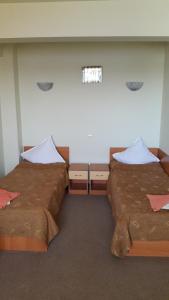 una stanza con due letti e una finestra di Complex Europa L.G a Ploieşti Altre 19 foto