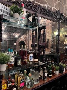 - un bar avec de nombreuses bouteilles d'alcool sur une étagère dans l'établissement Casa Degraciela - Hotel Boutique, à Concepción de Ataco