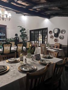 uma sala de jantar com uma mesa com pratos em Casa Degraciela - Hotel Boutique em Concepción de Ataco