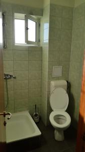 un bagno con wc e vasca da bagno di Complex Europa L.G a Ploieşti