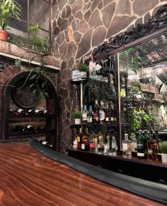 un bar con un montón de botellas de alcohol en Casa Degraciela - Hotel Boutique, en Concepción de Ataco