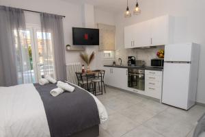 sypialnia z łóżkiem i kuchnią w obiekcie Celestina Corfu Town Apartment w Korfu