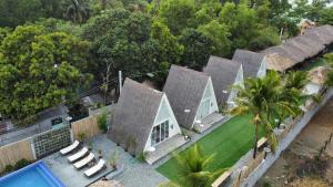 - une vue aérienne sur une maison avec une piscine dans l'établissement Sunset Villas Palauig Zambales, à Palauig