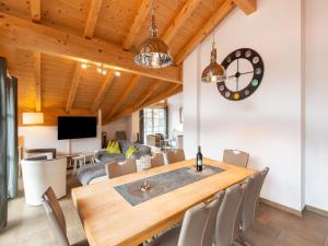 Telewizja i/lub zestaw kina domowego w obiekcie Luxury penthouse in Brixen im Thale with Parking