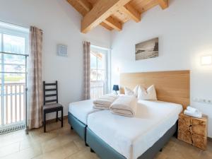 sypialnia z dużym łóżkiem i krzesłem w obiekcie Luxury penthouse in Brixen im Thale with Parking w mieście Brixen im Thale +32 zdjęcia