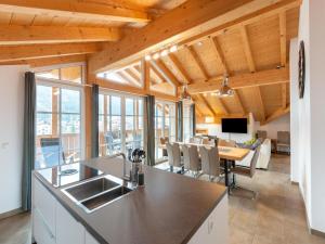 Telewizja i/lub zestaw kina domowego w obiekcie Luxury penthouse in Brixen im Thale with Parking