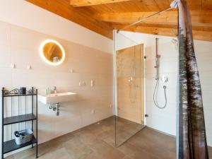 Łazienka w obiekcie Luxury penthouse in Brixen im Thale with Parking