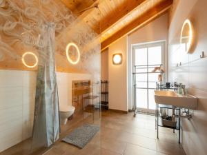 Łóżko lub łóżka w pokoju w obiekcie Luxury penthouse in Brixen im Thale with Parking