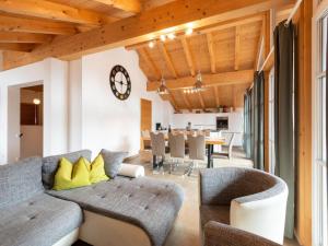 Część wypoczynkowa w obiekcie Luxury penthouse in Brixen im Thale with Parking