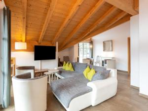 salon z kanapą i telewizorem w obiekcie Luxury penthouse in Brixen im Thale with Parking w mieście Brixen im Thale