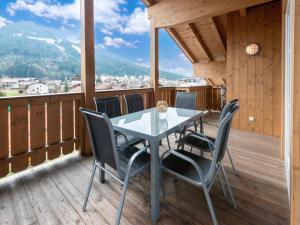 stół i krzesła na balkonie z widokiem w obiekcie Luxury penthouse in Brixen im Thale with Parking w mieście Brixen im Thale