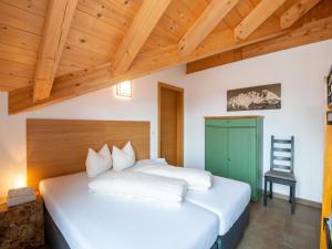 sypialnia z 2 łóżkami i zieloną szafką w obiekcie Luxury penthouse in Brixen im Thale with Parking w mieście Brixen im Thale