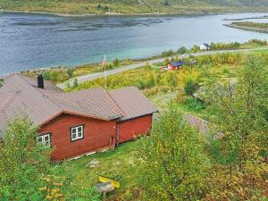 una casa roja junto a un cuerpo de agua en 6 person holiday home in Tengelfjord, en Tengelfjorden 30 fotos más