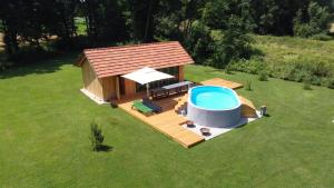 an overhead view of a gazebo with a swimming pool at Glamping na podeželju 