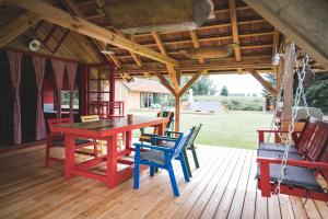 un patio con mesa y sillas en una terraza en Glamping na podeželju, 