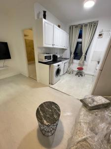 Een keuken of kitchenette bij One bedroom flat miles