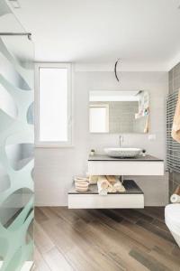 ein weißes Badezimmer mit einem Waschbecken und einem Spiegel in der Unterkunft Villa Vanessa Milazzo, Sicily - EV Charge Station in Milazzo