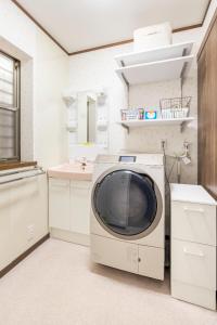 - un lave-linge dans la cuisine équipée d'un évier dans l'établissement Dat's house, à Tokyo
