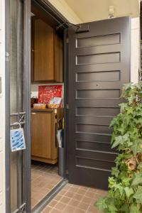 una puerta de garaje negra en un pasillo con cocina en Dat's house en Tokio