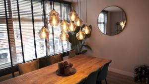 une salle à manger avec une table et un miroir dans l'établissement 't Sand Apartment, à Zandvoort