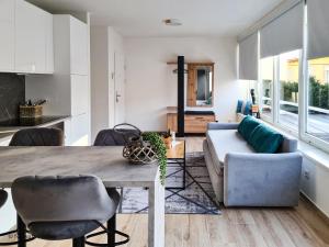a living room with a table and a couch at St Antoni Suite2 Stilvolle Ferienwohnung mit Parkplatz in Eisenstadt in Eisenstadt