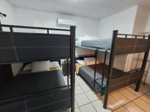 Pokój z 2 łóżkami piętrowymi w pokoju w obiekcie VERY SECURED HOUSE 7 MINUTES FROM THE BEACH w mieście Puerto Peñasco