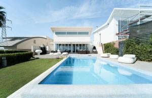 The swimming pool at or close to El Higuerón con Vistas al Mar