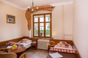 Ένα ή περισσότερα κρεβάτια σε δωμάτιο στο Rajski Dom