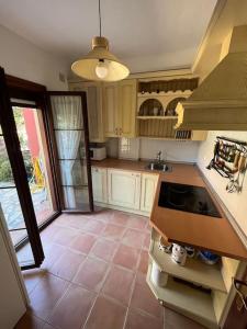 uma cozinha com piso em azulejo e uma grande janela em Chalet Adosado en exclusiva urbanización em Comillas