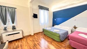 una camera con due letti e un camino di PICCOLO HOTEL Con Access ZTL !!! Ɲel Ƈentro Storico di Ƒirenze !!! a Firenze