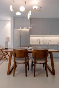 Kuchyň nebo kuchyňský kout v ubytování شقة فاخرة في فندق العنوان ريزدينس Two bedrooms apartment at address residences