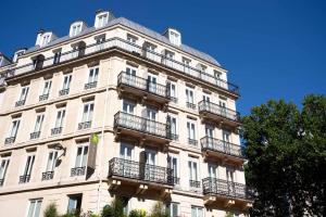 d'un grand bâtiment blanc avec balcon. dans l'établissement ibis Styles Paris Gare De Lyon TGV, à Paris