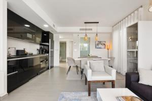 Kuchnia lub aneks kuchenny w obiekcie CB Living - 3 bedroom home in Punta Prima