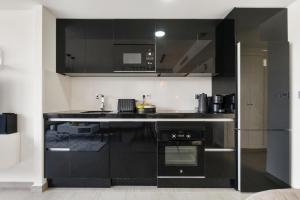 Kuchnia lub aneks kuchenny w obiekcie CB Living - 3 bedroom home in Punta Prima
