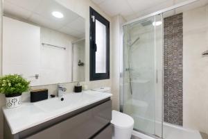 biała łazienka z umywalką i prysznicem w obiekcie CB Living - 3 bedroom home in Punta Prima w mieście Torrevieja +20 zdjęć