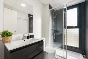 łazienka z umywalką i przeszkloną kabiną prysznicową w obiekcie CB Living - 3 bedroom home in Punta Prima w mieście Torrevieja