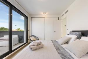 Łóżko lub łóżka w pokoju w obiekcie CB Living - 3 bedroom home in Punta Prima