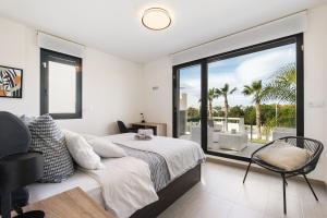 sypialnia z łóżkiem i dużym oknem w obiekcie CB Living - 3 bedroom home in Punta Prima w mieście Torrevieja